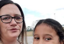 Little Girl Saved Her Mum’s Life After She found She Was Having A Stroke On A Plane little girl