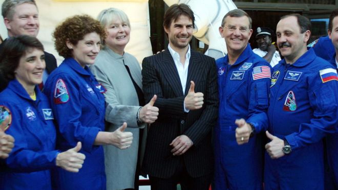 tom-cruise-with-team