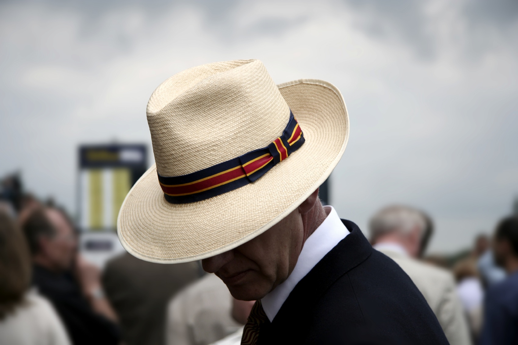 Нагец в шляпе. Человек в шляпе. Мужик в шляпе. Шляпа мужская. Мужчина в белой шляпе.