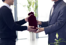 The Etiquette of Corporate Gifting: 5 Things You Need to Know