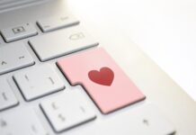 Heart vs. Head: Recognizing Red Flags in Online Dating Scams (2023) Red Flags in Online Dating